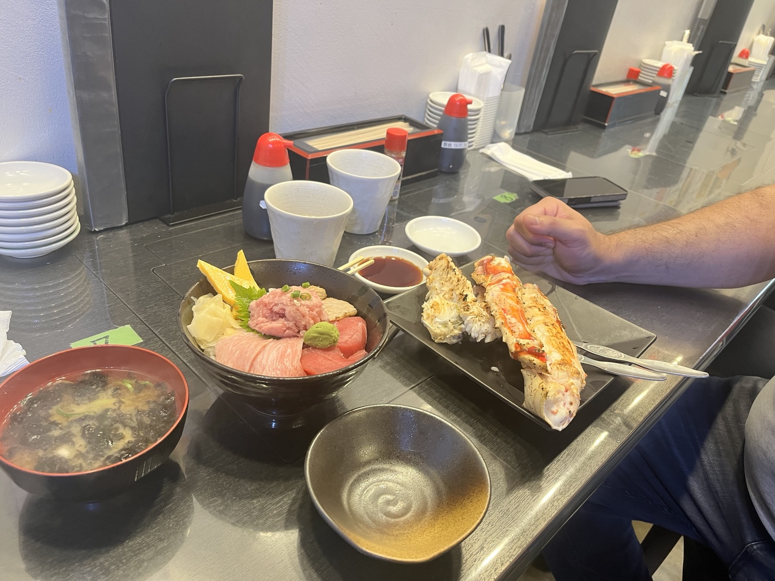 Tuna rice bowl served with grilled crab legs and soup